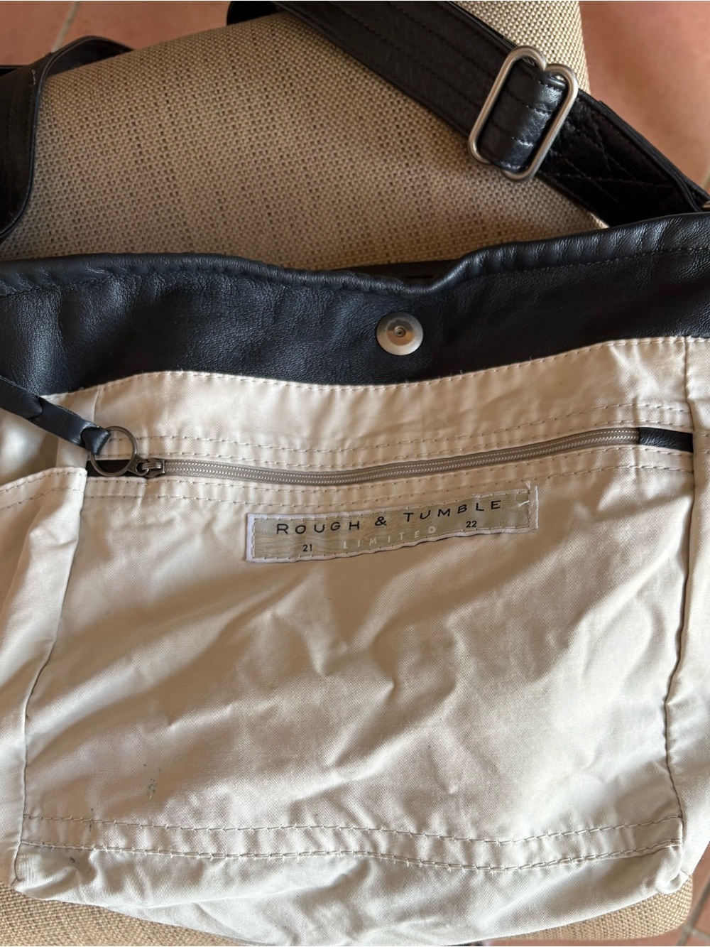 Rough & Tumble Leather Shoulder Bag in meticulous condition! - Picture 11 of 12